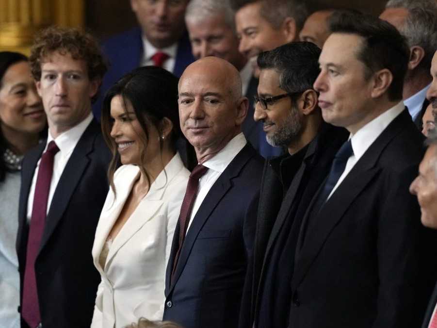 Na snímke Mark Zuckerberg, Jeff Bezos, Sundar Pichai a Elon Musk počas inaugurácia Donalda Trumpa.