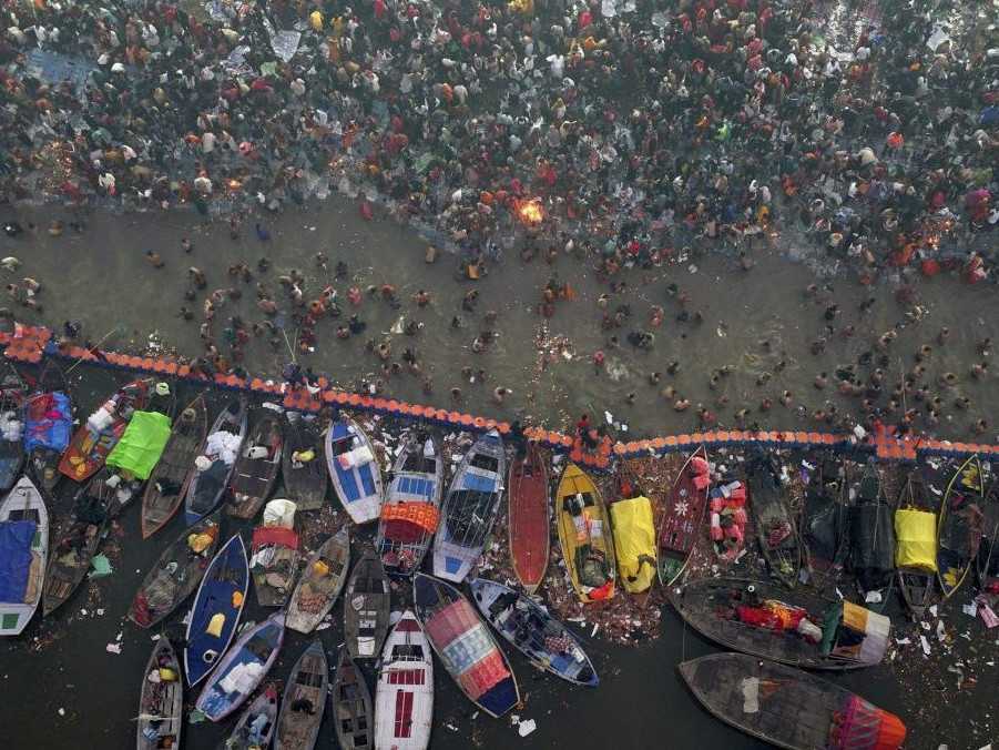 Na snímke dav hinduistických oddaných pri rieke.