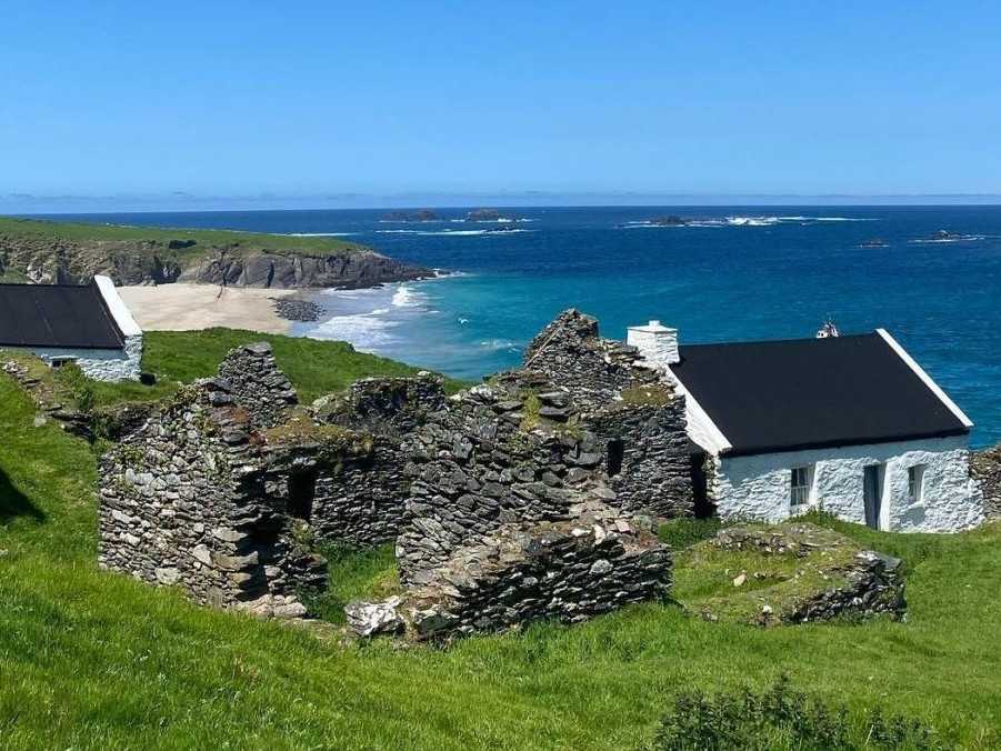 Na snímke pohľad na írsky ostrov, kde hľadajú nový pár.