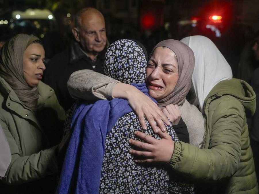 Na snímke palestínska väzenkyňa objíma rodinu.