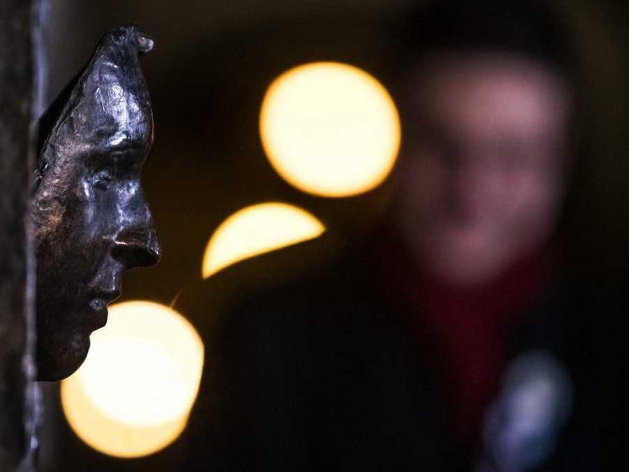 Na snímke pamätník Jana Palacha na budove Filozofickej fakulty Karlovej univerzity.