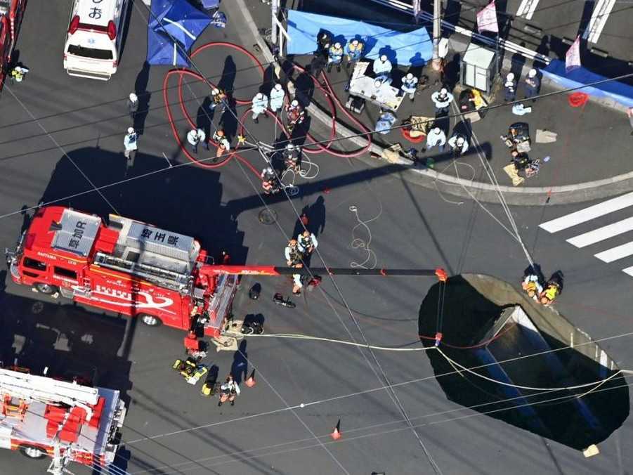 Na snímke záchranná akcia prepadnutého nákladného auta v Japonsku.