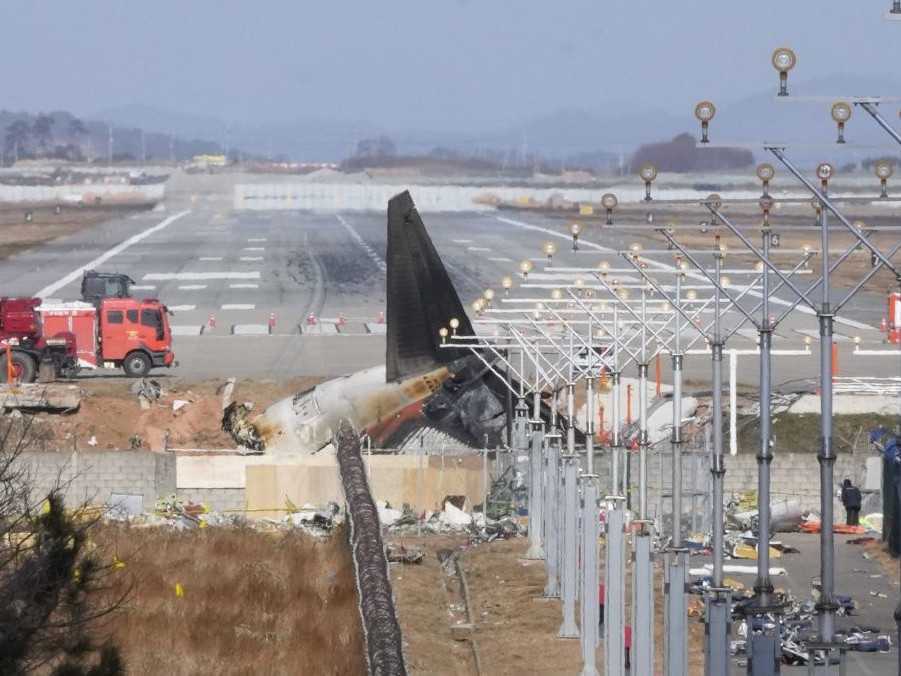 vrak lietadla za pristávacou dráhou