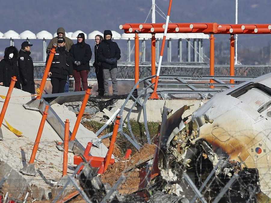 Na snímke experti na mieste havarovaného lietadla.