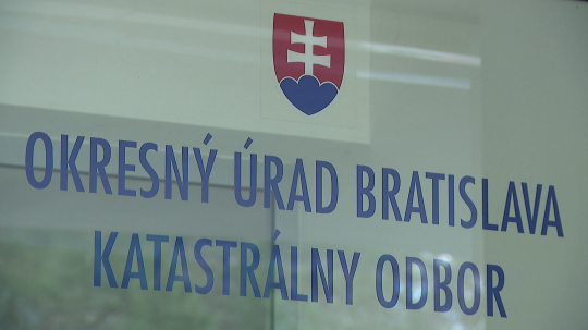 Na snímke vchod na katastrálny odbor okresného úradu v Bratislava.