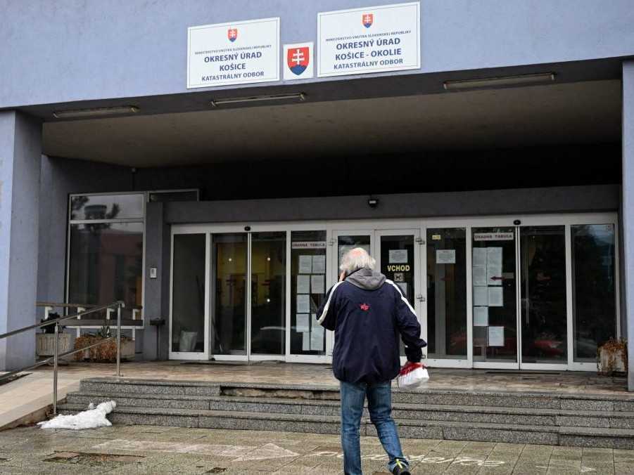 Na ilustračnej snímke prichádza občan k budove košického katastra.