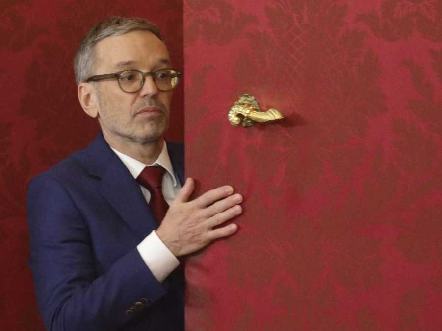 Líder FPÖ Herbert Kickl opúšťa prezidentskú kanceláriu.