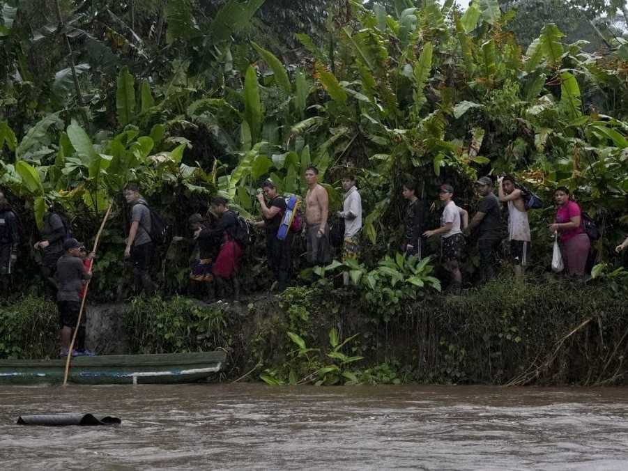 Na archívnej snímke kolumbijskí migranti nastupujú na loď.