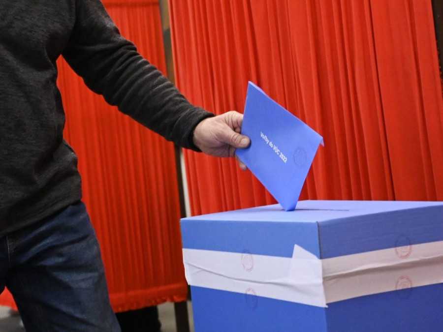 Archívna snímka - Občan volí v komunálnych voľbách.