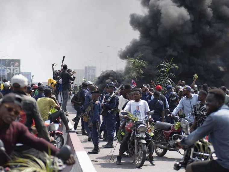Na ilustračnej snímke protestujúci v hlavnom meste KDR.