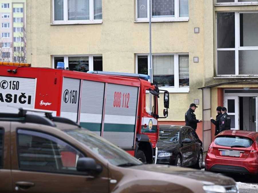 Na snímke policajti a hasiči počas akcie v Košiciach.