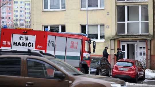 Na snímke policajti a hasiči počas akcie v Košiciach.