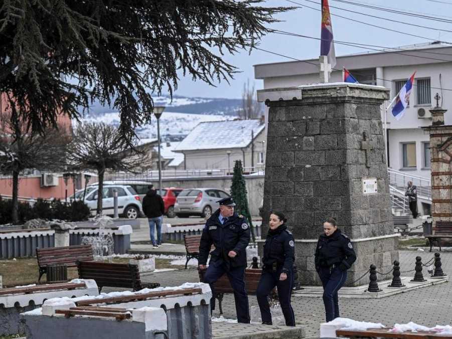 Na snímke Kosovskí policajti neďaleko budovy samosprávy.