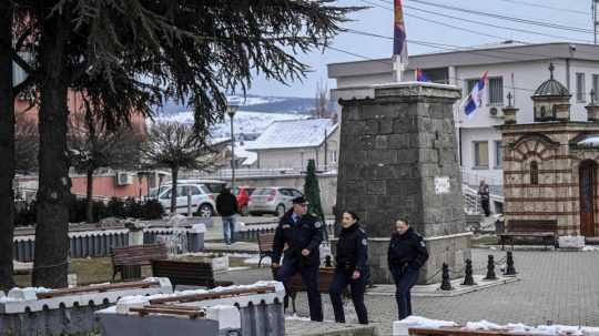 Na snímke Kosovskí policajti neďaleko budovy samosprávy.