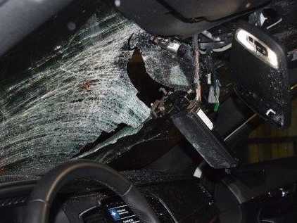 Na snímke čelné sklo po zrážke s letiacou labuťou.