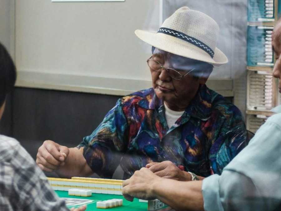 Ilustračná snímka japonských mužov.