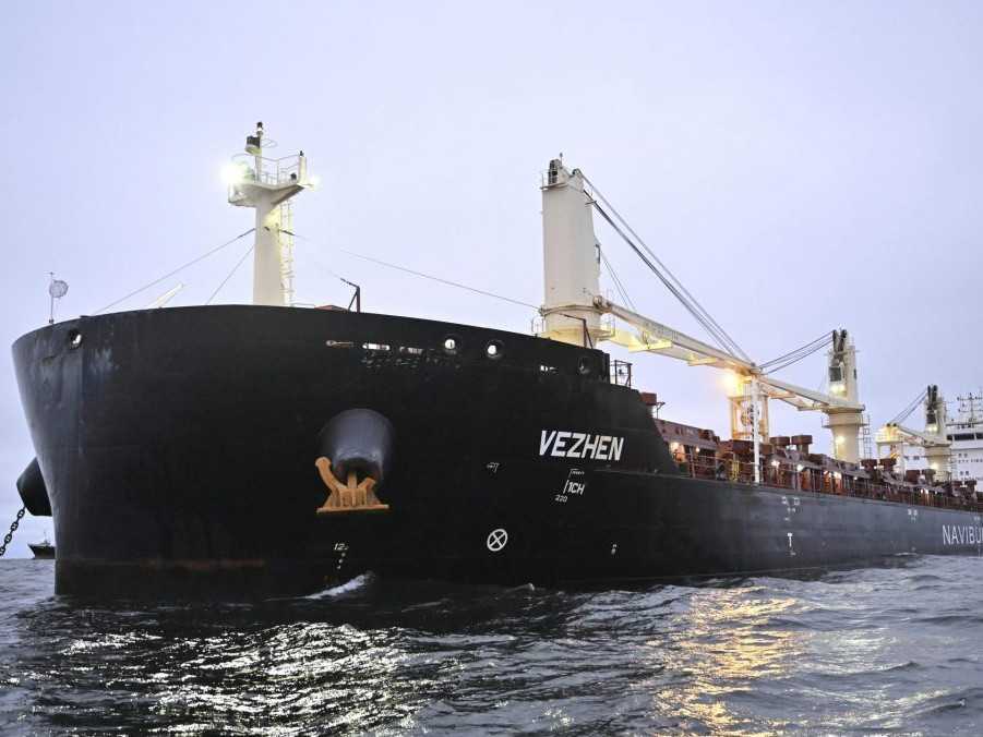 Na snímke nákladná loď Vežen.