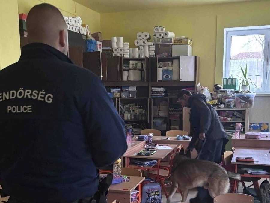 Na snímke polícia prehľadáva priestory školy.