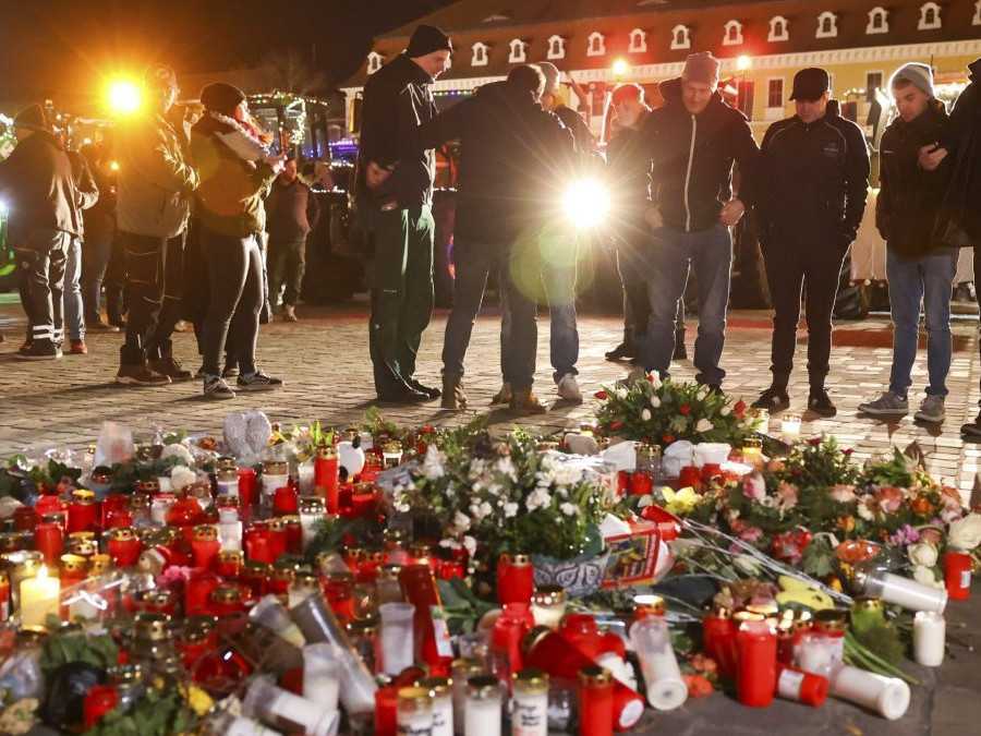 Ľudia kladú kvety na námestí v Magdeburgu.