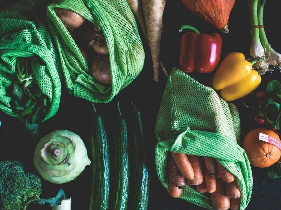 Ilustračná snímka zeleniny v látkových vreckách.