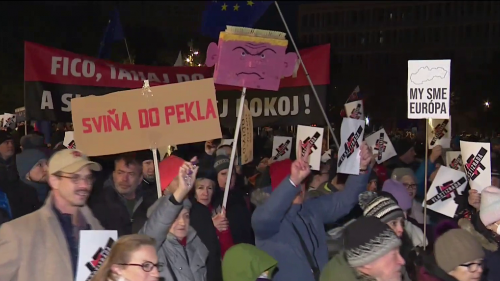 Pred Úradom vlády SR sa stretol dav protestujúcich. Odmietajú Ficovu „kolaboráciu s Ruskom“