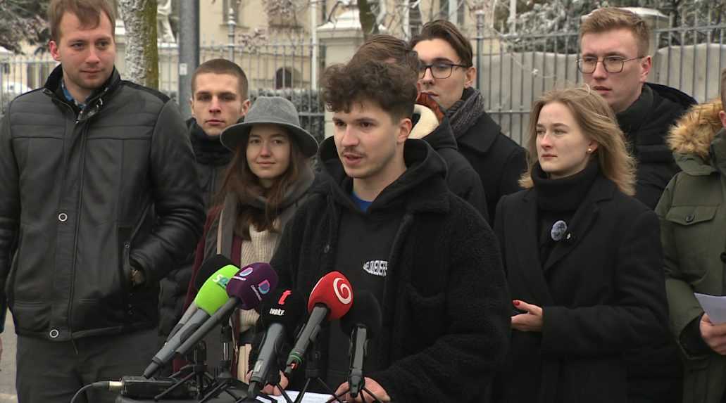 Opoziční mládežníci protestovali pred úradom vlády. Upozorňujú na šíriacu sa nenávisť voči mladým ľuďom