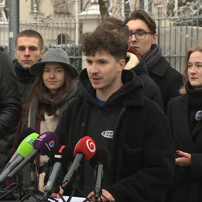 Opoziční mládežníci protestovali pred úradom vlády. Upozorňujú na šíriacu sa nenávisť voči mladým ľuďom