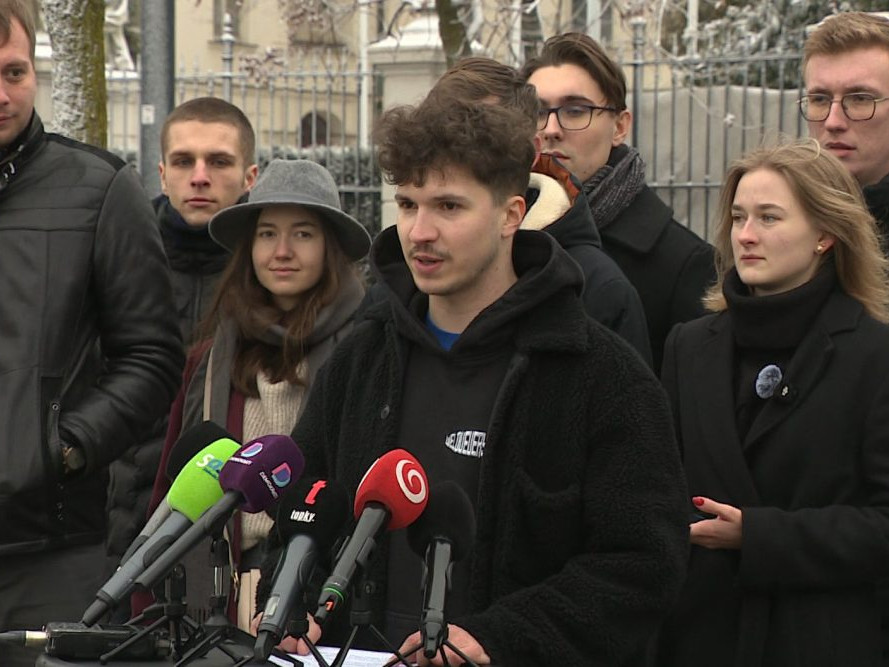 Opoziční mládežníci protestovali pred úradom vlády. Upozorňujú na šíriacu sa nenávisť voči mladým ľuďom