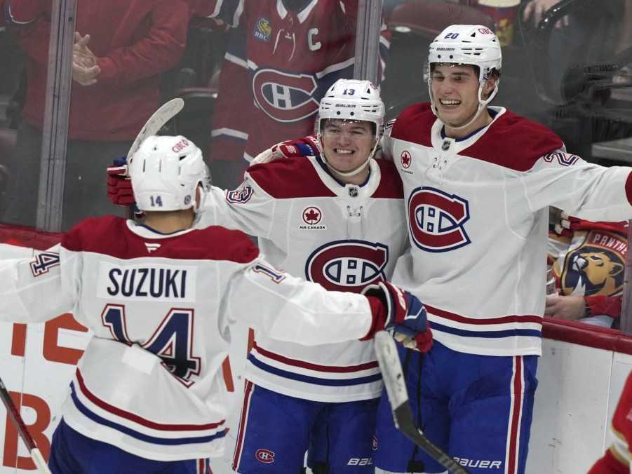 Juraj Slafkovský sa teší so spoluhráčmi.