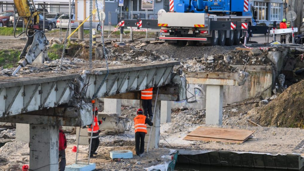 Frekventovaný most v bratislavskej Vrakuni je už preč. Niektorí zneužívajú dočasné premostenie