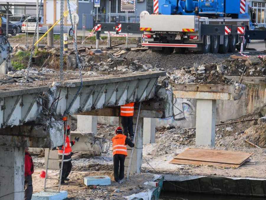 Na snímke búranie mosta vo Vrakuni.