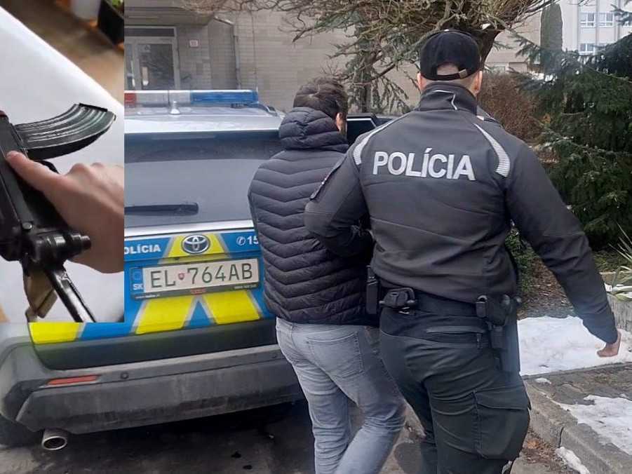 Na snímke polícia odvádza muža, ktorý sa vo videu vyhrážal so zbraňou v ruke.