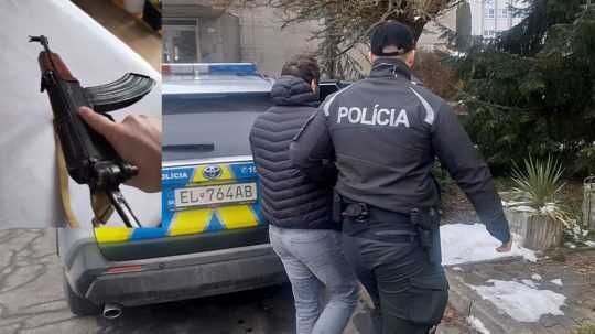 Na snímke polícia odvádza muža, ktorý sa vo videu vyhrážal so zbraňou v ruke.