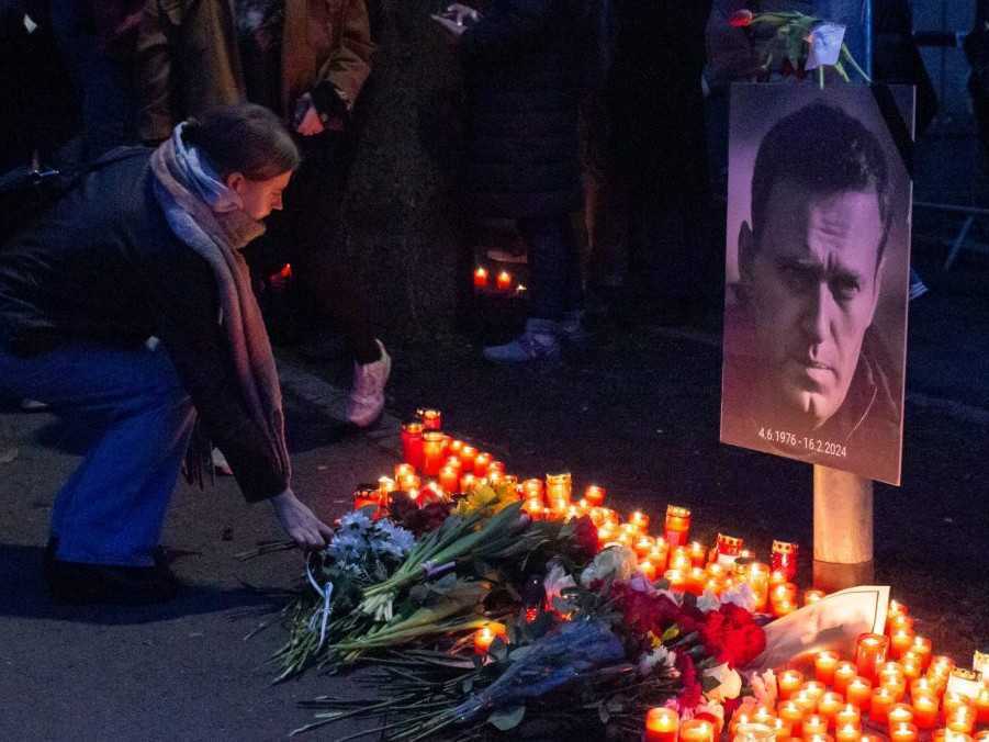 Na ilustračnej snímke ľudia kladú kvety na pamiatku Alexeja Navaľného.