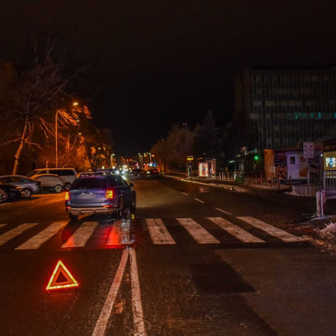 Auto vrazilo do chodkyne na priechode pre chodcov. Utrpela ťažké zranenia