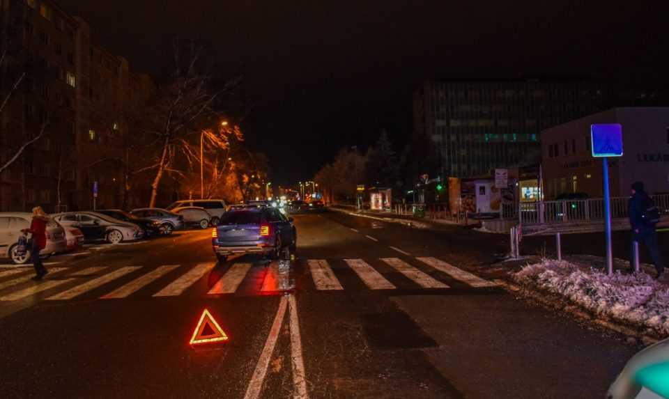 Auto vrazilo do chodkyne na priechode pre chodcov. Utrpela ťažké zranenia