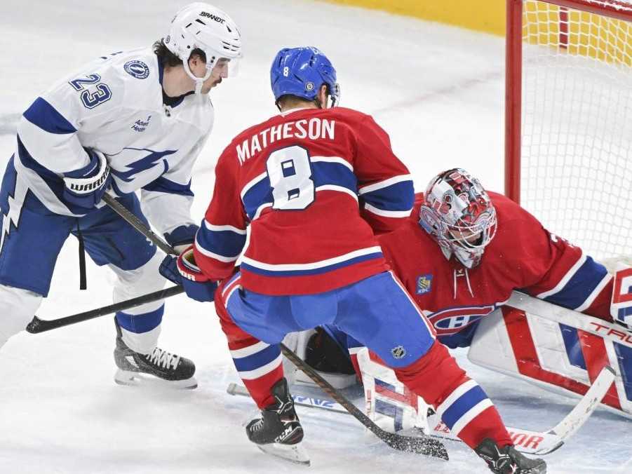 Hokejisti počas zápasu Tampa Bay vs. Montreal.