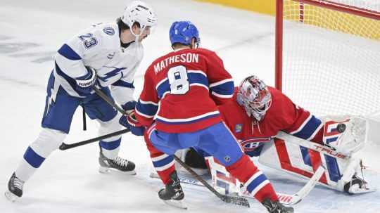 Hokejisti počas zápasu Tampa Bay vs. Montreal.