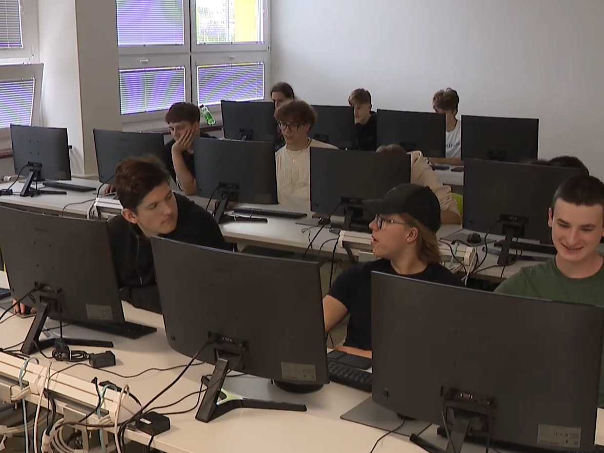 Mnohé učebne informatiky majú len pár desiatok počítačov.