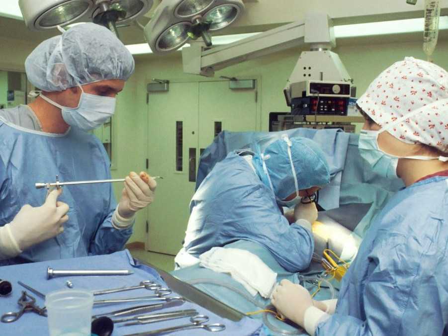 zdravotníci na operačnej sále