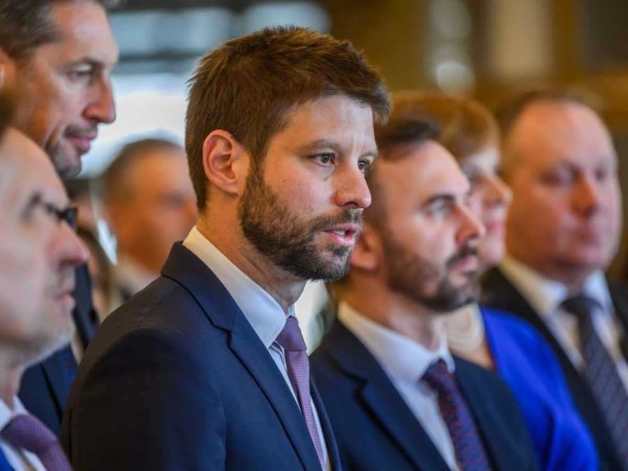 Na snímke uprostred poslanec NRSR Michal Šimečka (Progresívne Slovensko) reční počas tlačovej konferencie opozičných strán po pokuse o otvorenie 27. schôdze Národnej rady SR v Bratislave 14. januára 2025.