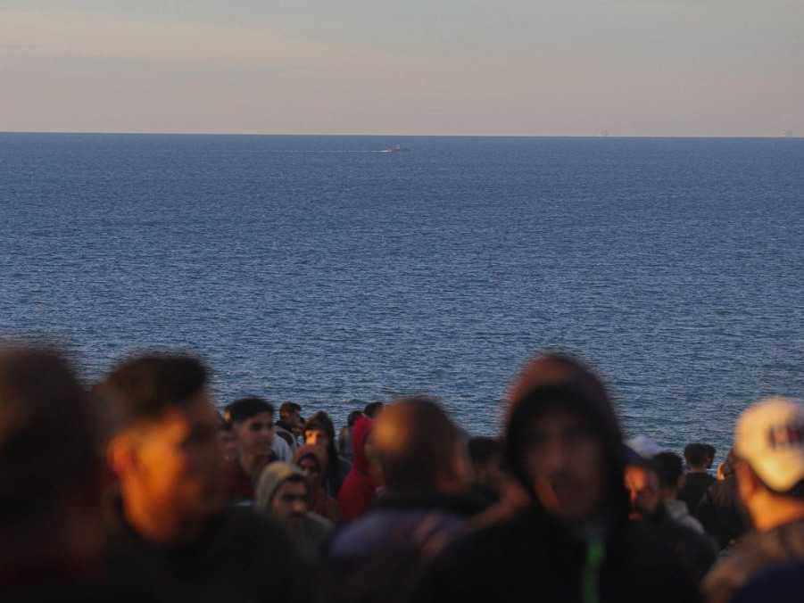 Na snímke Palestínčania čakajú, kým sa budú môcť vrátiť do svojich domovov.