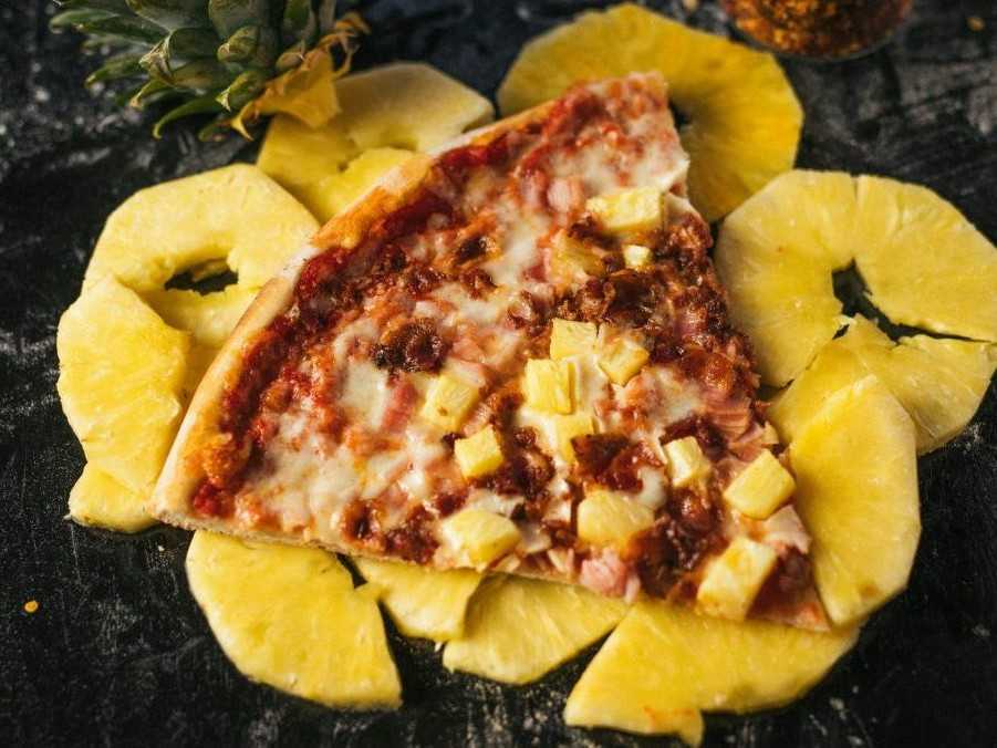 Ilustračná snímka - pizza s ananásom.