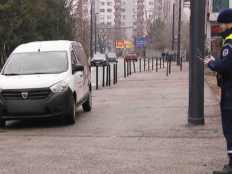 auto parkuje na chodníku