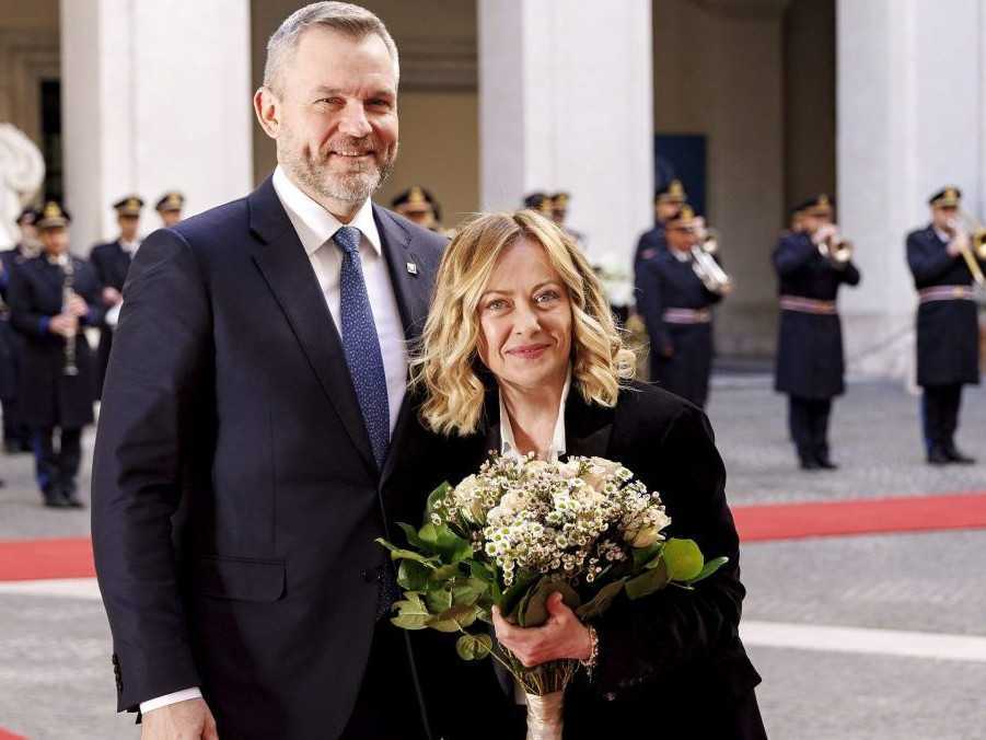 Talianska premiérka Giorgia Meloniová a prezident SR Peter Pellegrini pózujú pred ich stretnutím v Ríme.