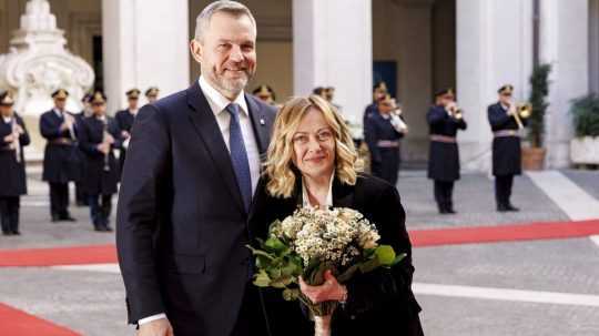 Talianska premiérka Giorgia Meloniová a prezident SR Peter Pellegrini pózujú pred ich stretnutím v Ríme.