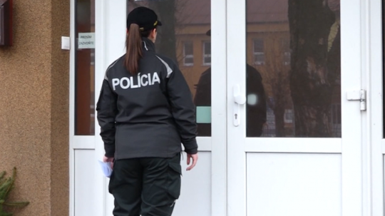 Policajtka pred vchodom základnej školy v Hranovnici.
