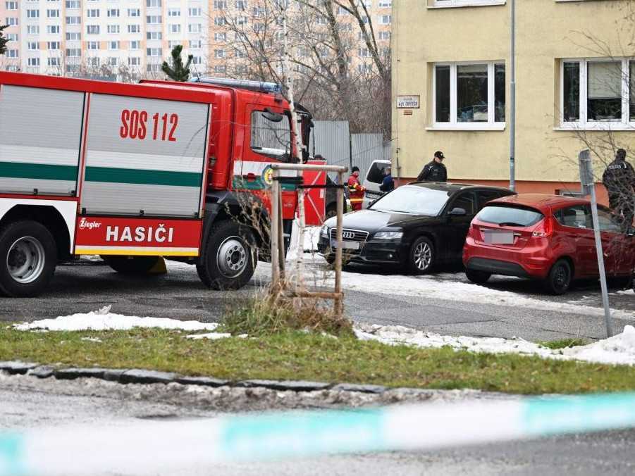 Policajti a hasičské auto počas policajnej akcie v Košiciach.