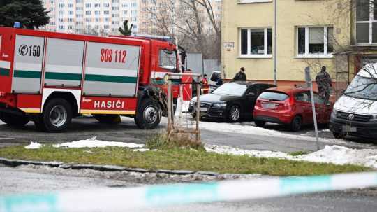 Policajti a hasičské auto počas policajnej akcie v Košiciach.