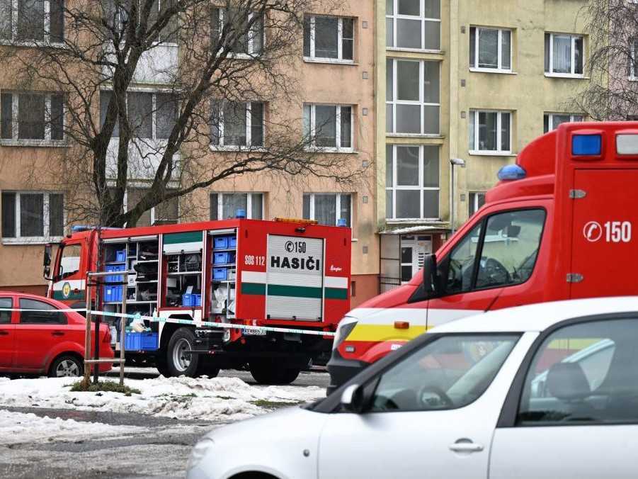 Hasičské autá počas policajnej akcie v Košiciach.